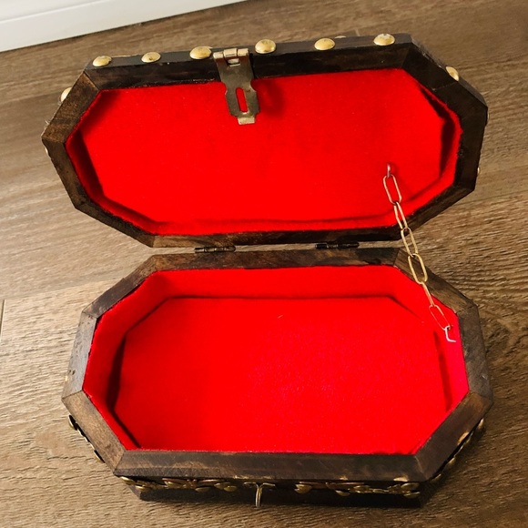 Wooden box with metal ornaments - Picture 8 of 11